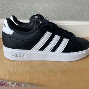 NWT adidas classic sneaker